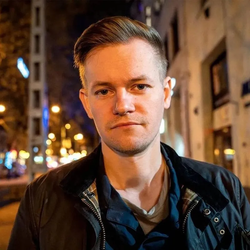 Varför har Turkiet fängslat reportern Joakim Medin? artwork