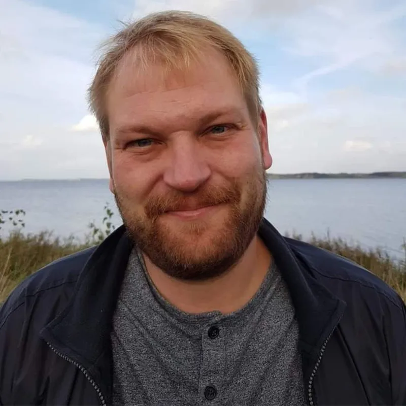 Mandefald (pt. 2:3) - Mads' liv krakelerer fuldstændig: "Vil mine børn ikke ha' det bedre, hvis jeg ikke var her?" artwork