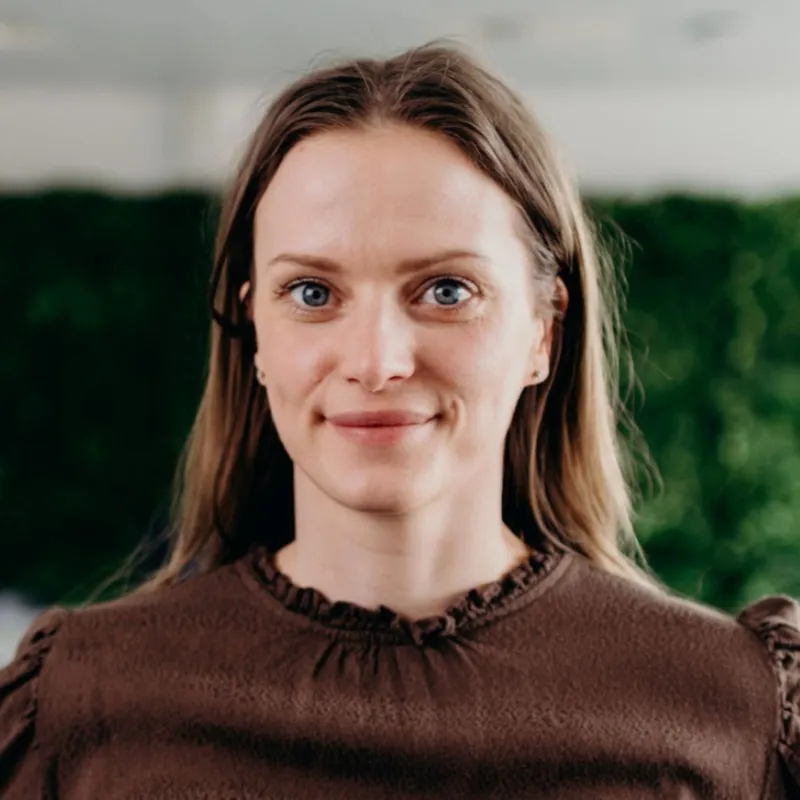 Christine har følt sig forkert igennem størstedelen af livet: "Der var aldrig nogen der sagde jeg bare var god nok.." artwork