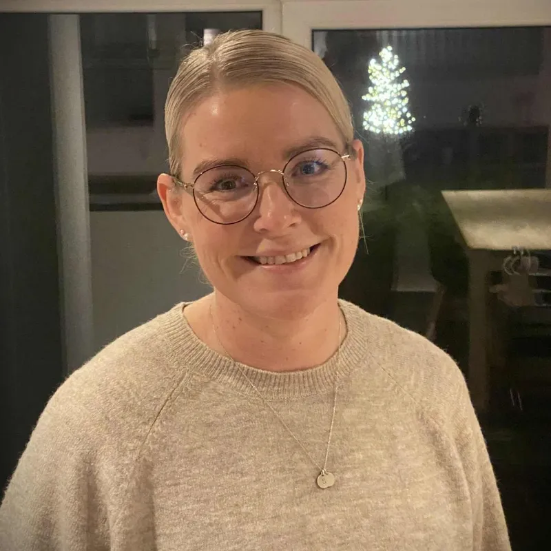 Karina blev ramt af Sudden Deafness: "Jeg går helt ned med flaget - som i at jeg rammer bunden!" artwork