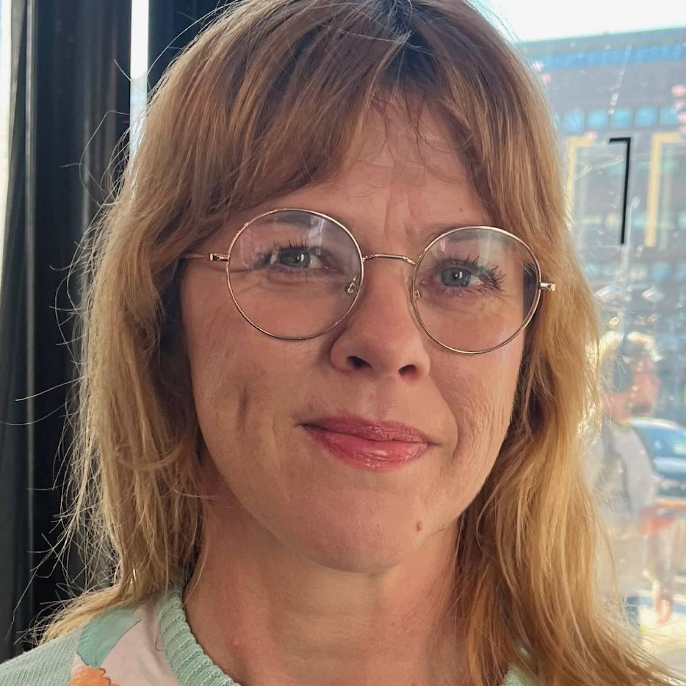 Så räfsar Helena Lindegren löv på distans artwork