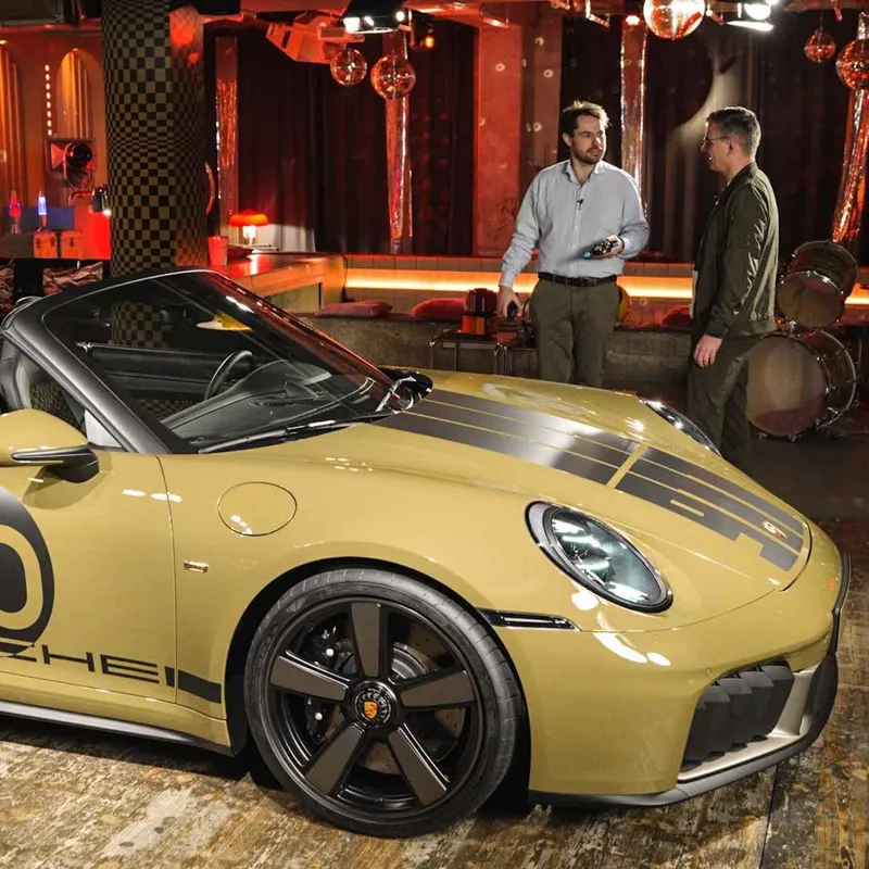 På plass i Berlin: Porsches ville påfunn artwork