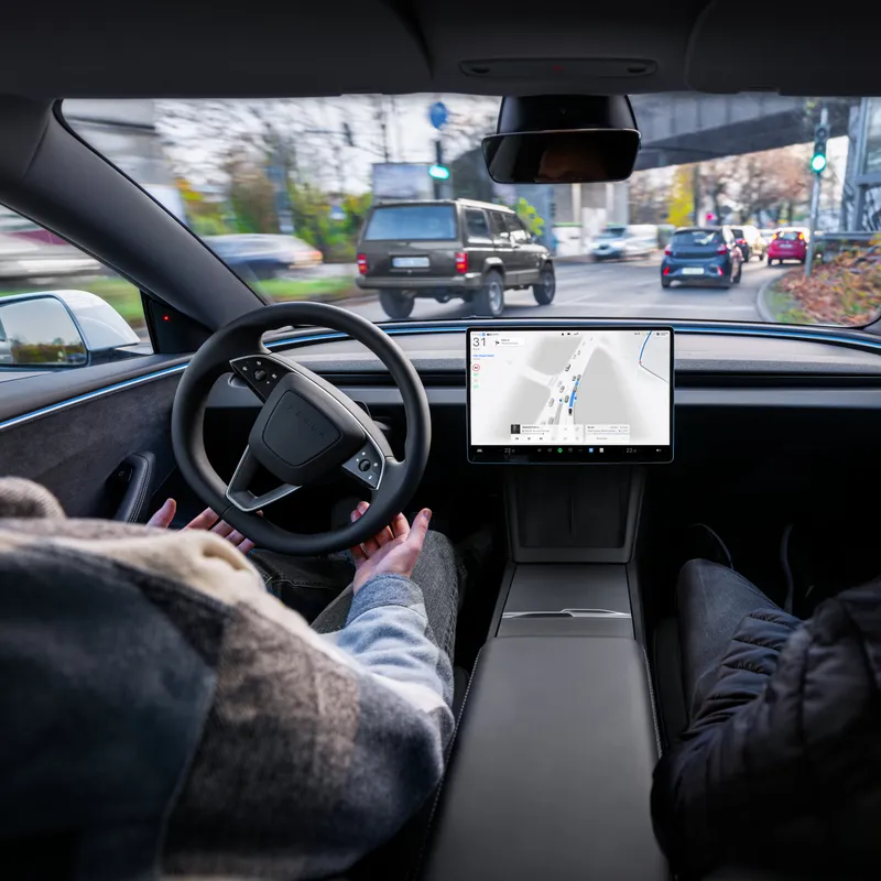 323 Bilradio i Tesla der kører selv og årets vigtigste Mercedes artwork