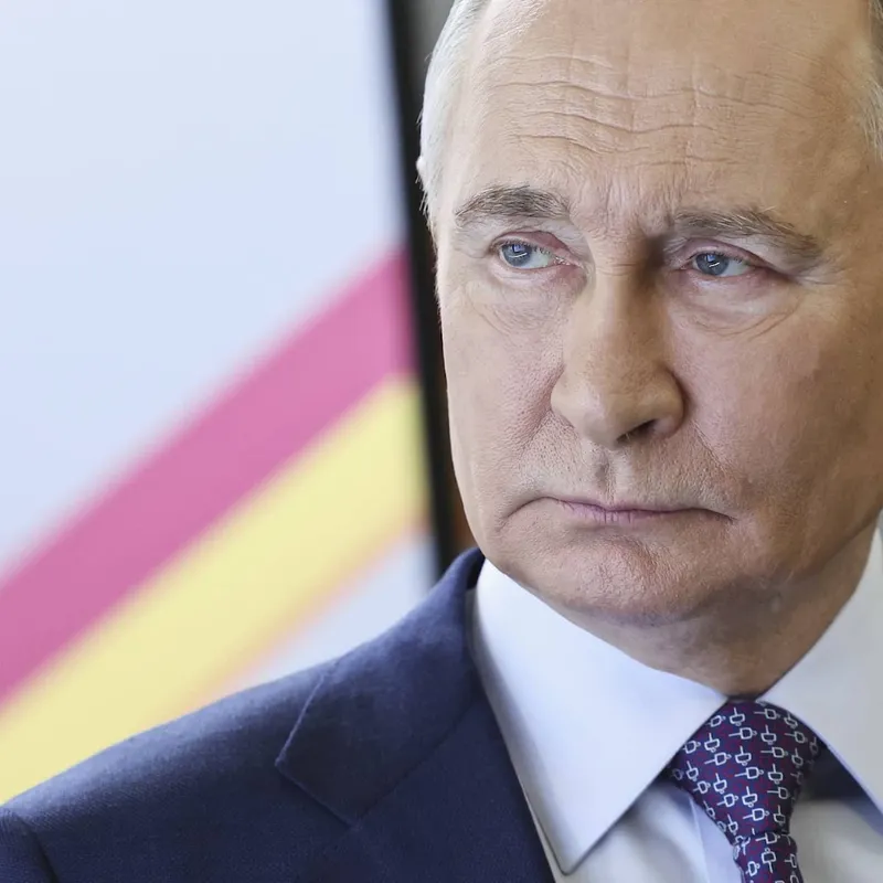Medan Ukraina bombas pratar Putin om evigt liv artwork