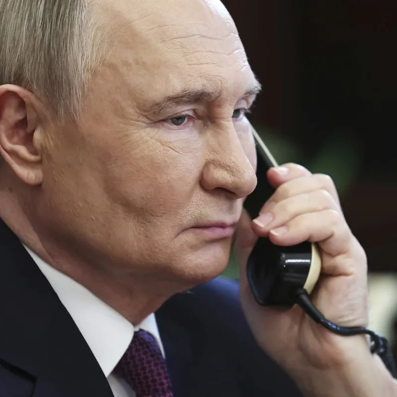 Putin lovar hämnd medan fler stridsflyg slås ut artwork
