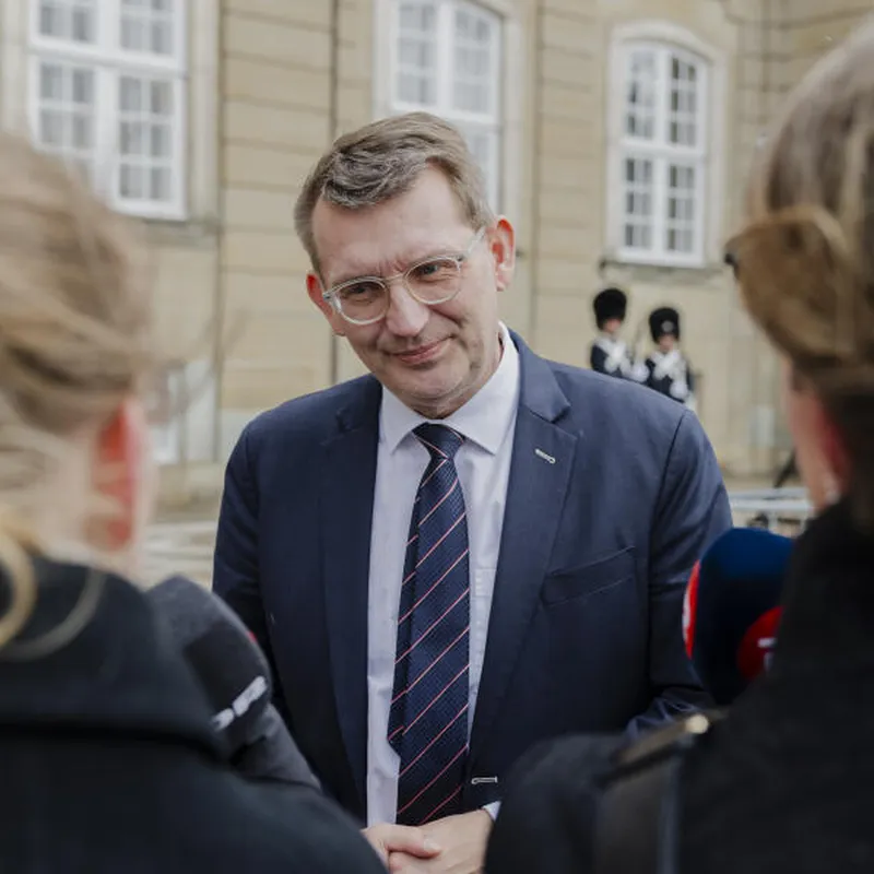 Da vi havde læst interviewet, sad vi begge tilbage med én reaktion: Spurgt! artwork