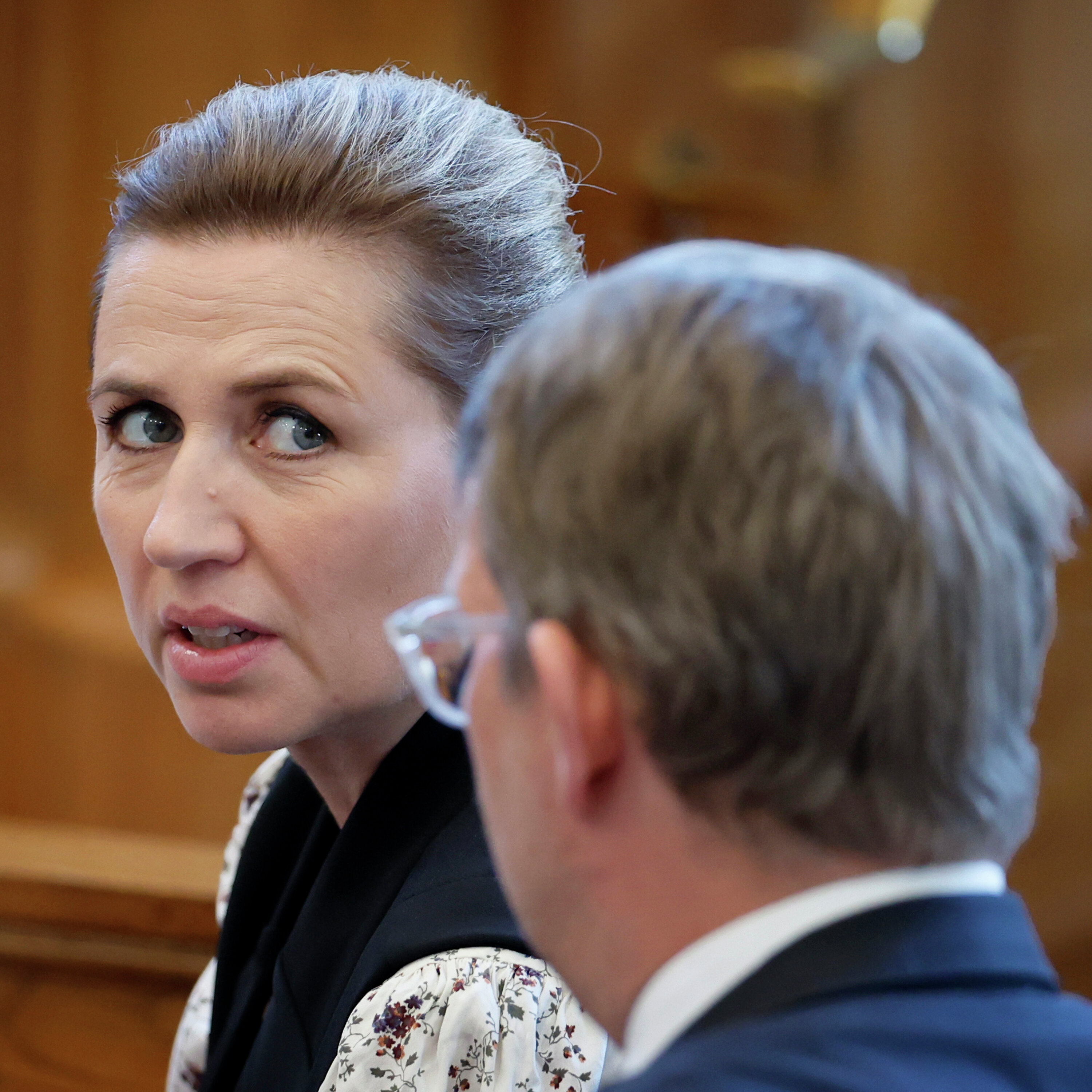 Mor og far skal skilles - men venter lige med at fortælle det til børnene artwork