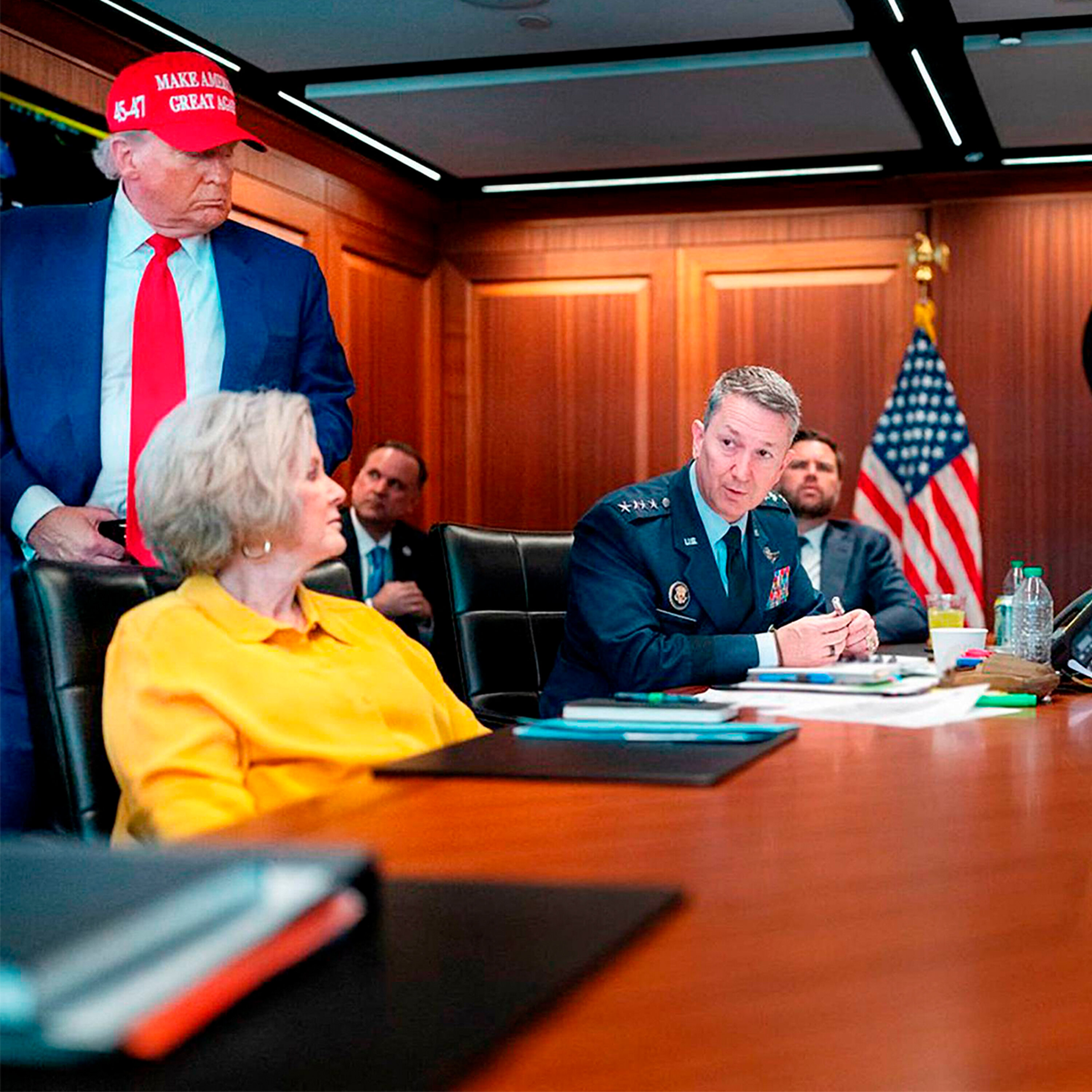 EKSTRA: Trump smider bombe artwork