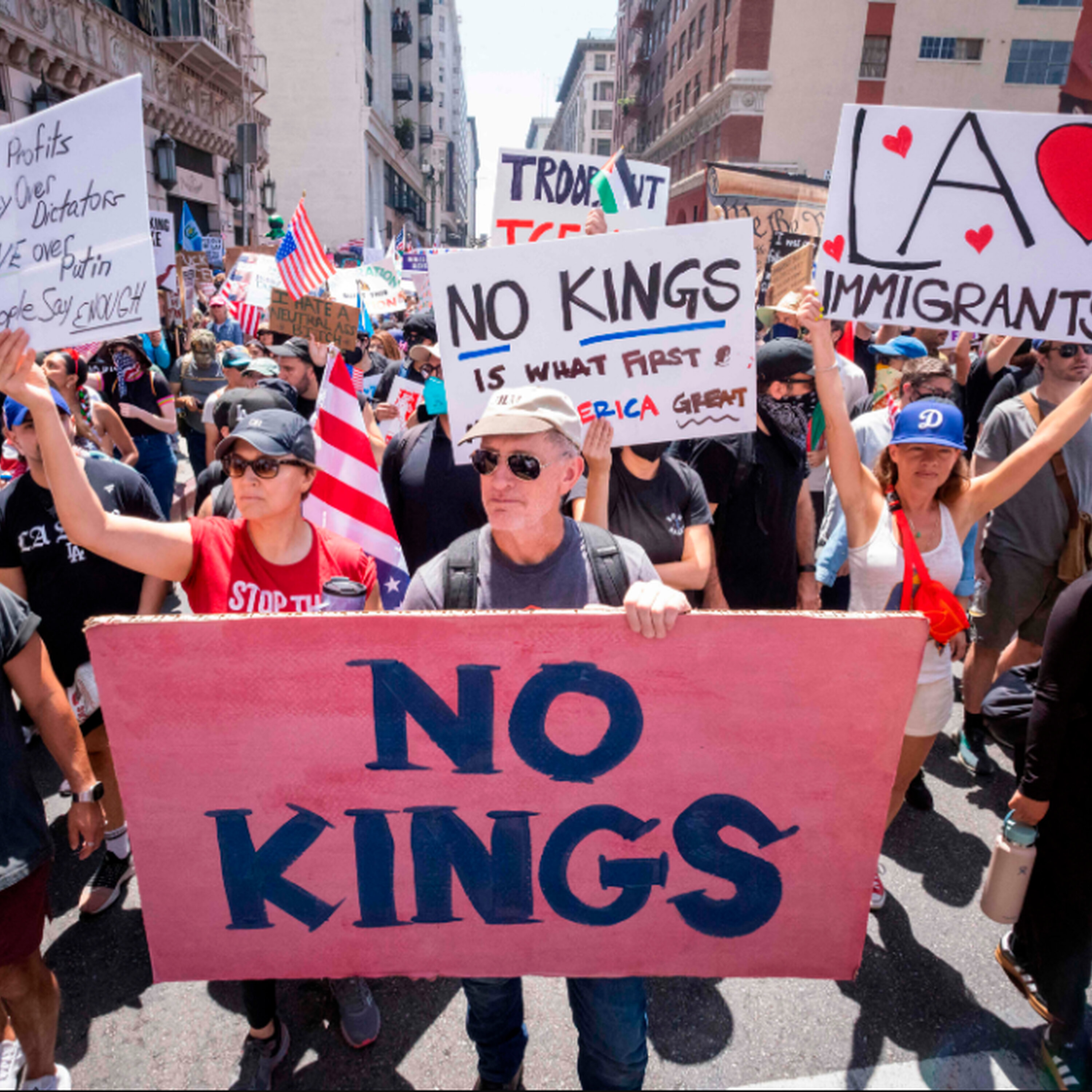 Special: Militærparade og demonstrationer mod Trump: »No kings!« artwork